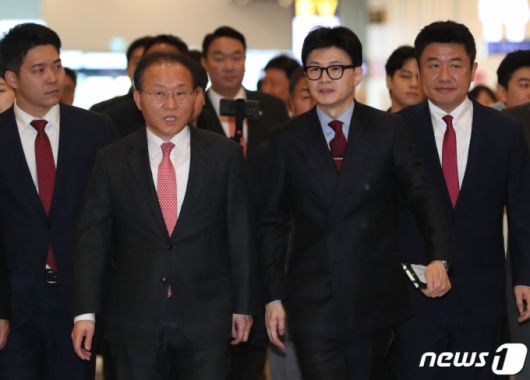 한동훈 국민의힘 비상대책위원장이 11일 오전 부산 동구 부산항국제전시컨벤션센터에서 열린 '부산 현장 비상대책위원회의'에 윤재옥 원내대표와 참석하고 있다. 2024.1.11/뉴스1