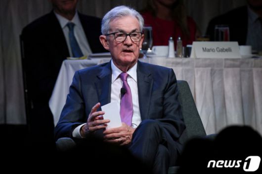 (뉴욕 로이터=뉴스1) 우동명 기자 = 제롬 파월 미국 연방준비제도(Fed·연준) 의장이 19일 (현지시간) 뉴욕 경제클럽 간담회에 참석해 “인플레이션이 지속 가능하게 2% 수준으로 낮아지려면 일정 기간 추세를 밑도는 성장세와 노동시장 과열 완화가 필요한 것으로 보인다”고 밝히고 있다. 2023.10.20  ⓒ 로이터=뉴스1  Copyright (C) 뉴스1. All rights reserved. 무단 전재 및 재배포,  AI학습 이용 금지.