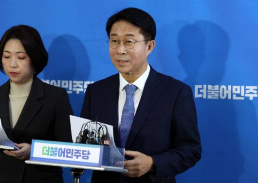 [서울=뉴시스] 추상철 기자 = 조정식 더불어민주당 총선기획단장이 11일 오전 서울 여의도 국회에서 공천 등과 관련 브리핑을 하고 있다. 2024.01.11.