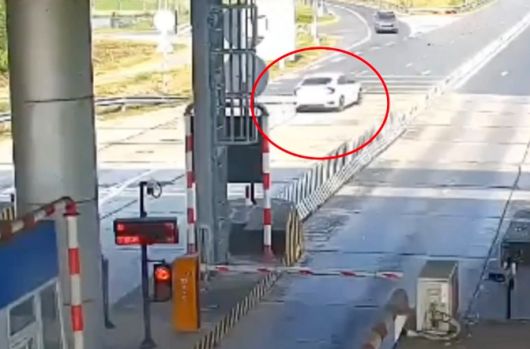 돈이 부족하다는 이유로 톨게이트에서 후진 후 역주행 한 베트남 차량 /사진=베트남 매체 'Bao Tuoi Tre'