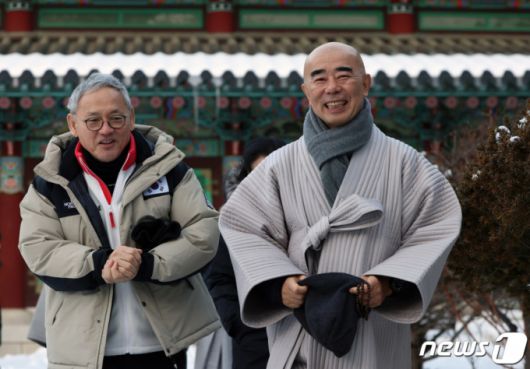 (서울=뉴스1) 신웅수 기자 = 유인촌 문화체육관광부 장관이 26일 강원도 평창 오대산 월정사를 방문해 월정사 주지 퇴우 정념 스님과 월정사 경내를 돌아보고 있다. (문체부 제공) 2024.1.26/뉴스1  Copyright (C) 뉴스1. All rights reserved. 무단 전재 및 재배포,  AI학습 이용 금지.