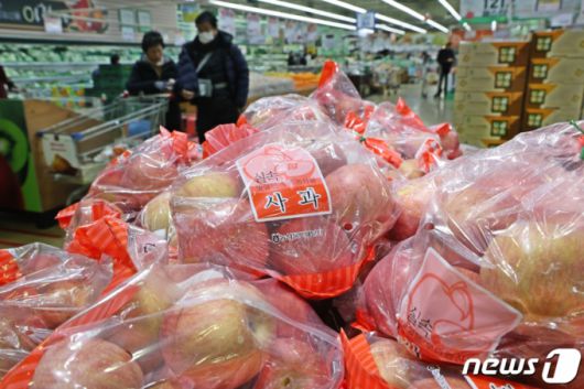 (서울=뉴스1) 황기선 기자 = 24일 서울 시내 한 대형마트에 사과가 진열돼 있다.  2024.1.24/뉴스1  Copyright (C) 뉴스1. All rights reserved. 무단 전재 및 재배포,  AI학습 이용 금지.