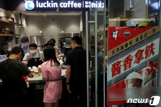 (베이징 로이터=뉴스1) 강민경 기자 = 4일 중국 베이징의 루이싱커피 매장에서 구이저우 마오타이의 바이주가 함유된 라테가 팔리고 있다. 2023.9.4  ⓒ 로이터=뉴스1  Copyright (C) 뉴스1. All rights reserved. 무단 전재 및 재배포 금지.