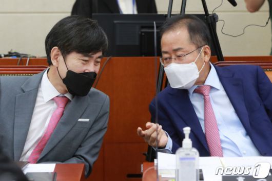 (서울=뉴스1) 신웅수 기자 = 홍준표 무소속 의원(오른쪽)과 하태경 국민의힘 의원이 8일 서울 여의도 국회에서 열린 국방위원회에서 대화하고 있다. 2020.9.8/뉴스1
