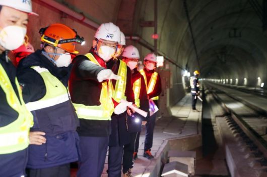 이성해 국가철도공단 이사장(가운데)이 GTX-A 현장을 점검하고 있다/사진=국가철도공단 제공