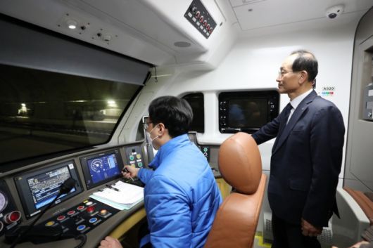이성해 국가철도공단 이사장은 지난달 27일 수도권 광역급행철도(GTX)-A 노선의 동탄-수서 시운전 열차에 탑승해 승차감을 점검하는 등 개통 준비상황을 확인했다/사진제공=국가철도공단