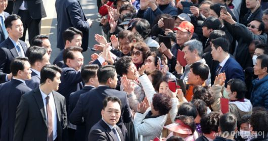[사천=뉴시스] 조수정 기자 = 윤석열 대통령이 13일 경남 사천시 삼천포용궁수산시장을 찾아 둘러본 뒤 지역주민들에게 손을 들어 인사하고 있다. (대통령실통신사진기자단) 2024.03.13. chocrystal@newsis.com /사진=조수정