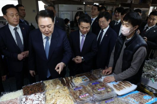[사천=뉴시스] 조수정 기자 = 윤석열 대통령이 13일 경남 사천시 삼천포용궁수산시장을 찾아 건어물 매장에서 아귀포와 쥐포를 구매하고 있다. (대통령실통신사진기자단) 2024.03.13. chocrystal@newsis.com /사진=