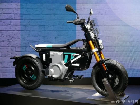 포르투갈 카스카이스에서 열린 BMW 뉴 CE 02 글로벌 미디어 출시행사에서 공개된 BMW 모토라드 전기바이크 CE 02. /카스카이스(포르투갈)=강주헌 기자