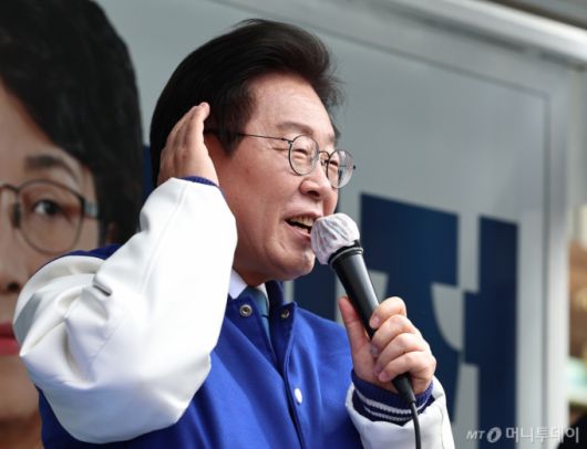 (부산=뉴스1) 구윤성 기자 = 이재명 더불어민주당 대표 겸 상임선대위원장이 4일 부산 영도구 일대에서 박영미(부산 중영도구) 후보 지원유세를 하고 있다. 2024.4.4/뉴스1  Copyright (C) 뉴스1. All rights reserved. 무단 전재 및 재배포,  AI학습 이용 금지. /사진=(부산=뉴스1) 구윤성 기자