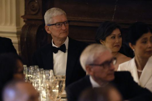 10일(현지시간) 백악관 국민 만찬에 팀 쿡 애플 최고경영자(CEO)가 참석한 모습 /AFPBBNews=뉴스1