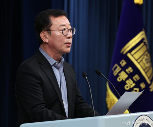 [서울=뉴시스]조수정 기자 = 홍철호 정무수석이 26일 서울 용산 대통령실 청사에서 윤석열 대통령과 이재명 더불어민주당 대표의 영수 회담 3차 실무회동 결과 관련 브리핑을 하고 있다. 2024.04.26. chocrystal@newsis.com /사진=조수정