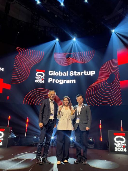 김종갑 GDIN 대표(왼쪽), 장석진 GDIN 본부장(오른쪽)이 '스시테크 챌린지' 결승에 오른 말레이시아 기업 Entomal Biotch Sdn Bhd의 야니칭 대표 (중앙)에게 스페셜 기업상을 수여하고 기념사진을 촬영하고 있는 모습/사진=GDIN