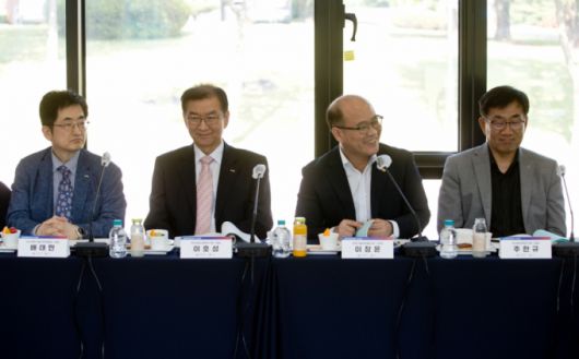 이창윤 과학기술정보통신부 제1차관이 29일 오후 대전광역시 유성구 한국표준과학연구원에서 열린 '이공계 활성화 대책 TF 5차 회의' 에서 토론을 주재하고 있다. 왼쪽부터 배태민 국가과학기술인력개발원장, 이호성 한국표준과학연구원장, 이창윤 과학기술정보통신부 제1차관, 주한규 한국원자력연구원장 /사진=과기정통부