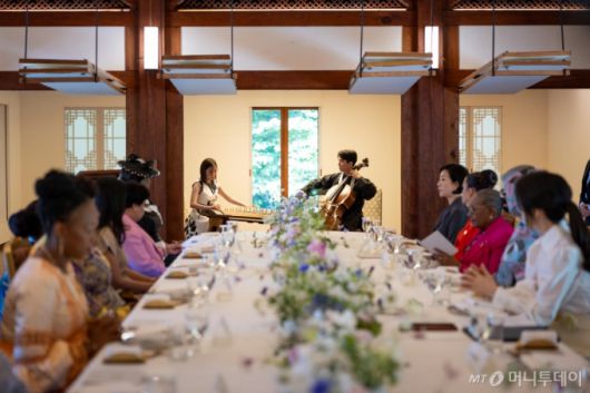 [서울=뉴시스] 조수정 기자 = 윤석열 대통령 부인 김건희 여사가 4일 청와대 상춘재에서 열린 한-아프리카 정상회의 참석 정상 배우자 오찬 행사에서 첼로 가야금 퓨전국악 연주를 감상하고 있다. (사진=대통령실 제공) 2024.06.04. photo@newsis.com *재판매 및 DB 금지 /사진=조수정