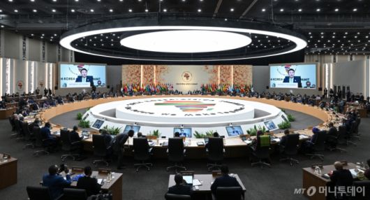 (서울=뉴스1) 송원영 기자 = 윤석열 대통령이 4일 2024 한-아프리카 정상회의장에서 열린 한-아프리카 정상회의 개회식에서 개회사를 하고 있다. (대통령실 제공) 2024.6.4/뉴스1  Copyright (C) 뉴스1. All rights reserved. 무단 전재 및 재배포,  AI학습 이용 금지. /사진=(서울=뉴스1) 송원영 기자