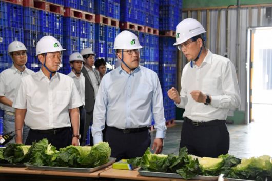 김병환 기획재정부 1차관(사진 가운데)과 한훈 농림축산식품부 차관(사진 오른쪽)이 11일 오후 농작물의 여름철 수급 불안에 대비한 비축현장 점검차 경기도 이천 농산물 비축기지를 방문해 관계자의 설명을 듣고 있다./사진제공=기재부