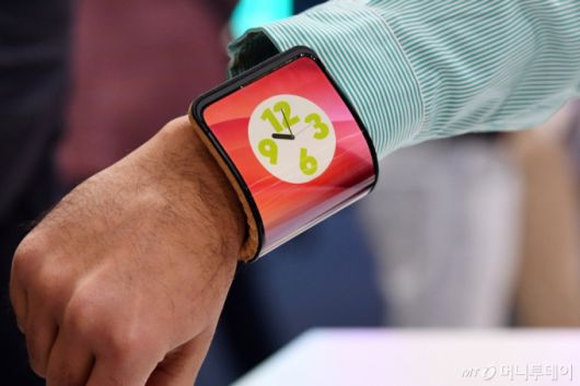 세계 최대 이동통신 전시회 '모바일 월드 콩그레스(MWC) 2024' 개막 사흘째인 28일(현지시간) 스페인 바르셀로나 피라 그란 비아 전시장 모토로라 부스에서 관람객이 구부릴 수 있는 벤더블폰 제품을 착용하고 있다. 2024.2.28/뉴스1  Copyright (C) 뉴스1. All rights reserved. 무단 전재 및 재배포,  AI학습 이용 금지.