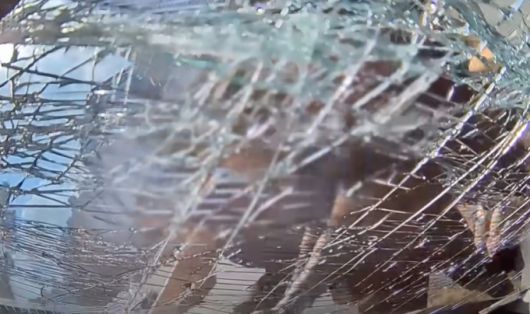 지난달 16일 오전 8시50분쯤 대구 시내에서 음주운전 차량에 들이받혀 전복된 임산부 차량에 시민들이 하나둘 모여들어 차량을 들어올리는 모습./사진=한문철TV 영상 캡처