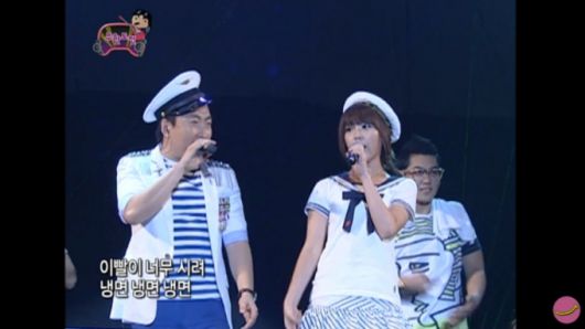 2010년 MBC 예능 '무한도전'에 출연해 개그맨 박명수(왼쪽)와 함께 노래 '냉면'을 불렀던 신인 시절 아이유의 모습. /사진=MBC 유튜브 채널 '올끌' 캡처