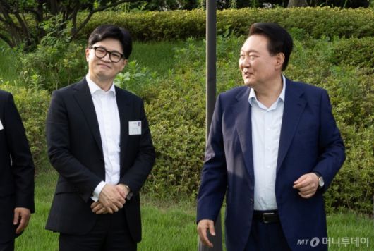 (서울=뉴스1) 박지혜 기자 = 윤석열 대통령이 24일 오후 서울 용산구 대통령실 청사에서 국민의힘 신임지도부 만찬에 앞서 한동훈 국민의힘 신임 대표와 대화를 나누고 있다. (대통령실 제공) 2024.7.24/뉴스1  Copyright (C) 뉴스1. All rights reserved. 무단 전재 및 재배포,  AI학습 이용 금지. /사진=(서울=뉴스1) 박지혜 기자
