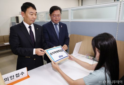 (서울=뉴스1) 구윤성 기자 = 더불어민주당 김용민 원내정책수석부대표와 김승원 법제사법위원회 간사가 8일 오후 서울 여의도 국회 의안과를 찾아 '순직해병특검법안'을 제출하고 있다. 2024.8.8/뉴스1  Copyright (C) 뉴스1. All rights reserved. 무단 전재 및 재배포,  AI학습 이용 금지. /사진=(서울=뉴스1) 구윤성 기자