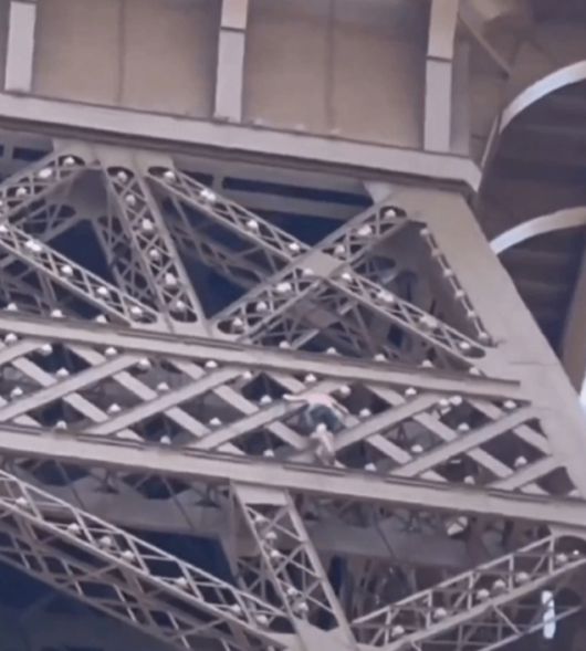 한 남성이 에펠탑에 올라가고 있다. /사진=X(옛 트위터) 갈무리