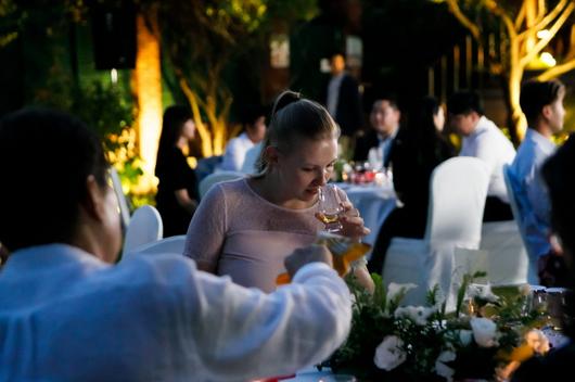 26일 서울 정동 주한영국대사관에서 열린 '북아일랜드 익스클루시브 식음료 브랜드 데이'에서 참가자들이 북아일랜드의 위스키를 시음하고 있다./사진제공=주한영국대사관