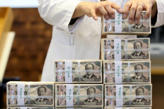 지난 10월28일 서울 중구 하나은행 위변조대응센터에서 직원이 엔화를 정리하고 있다./사진=뉴스1  Copyright (C) 뉴스1. All rights reserved. 무단 전재 및 재배포,  AI학습 이용 금지.