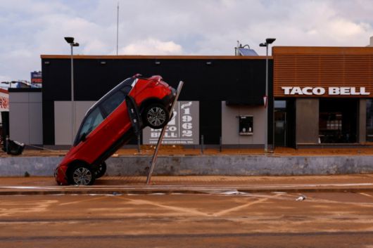 1일(현지시간) 스페인 동부 발렌시아 근교 알파파르에서 촬영된 사진. 홍수에 떠밀린 차량이 버스정류장 표지판에 걸쳐져 있다./로이터=뉴스1