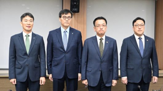 최상목 부총리 겸 기획재정부 장관(사진 왼쪽에서 3번째)이 8일 서울 영등포구 한국수출입은행에서 열린 거시경제금융회의에 참석, 회의시작에 앞서 참석자들과 함께 기념사진을 찍고 있다.(사진 왼쪽부터 이복현 금감원장, 이창용 한국은행 총재, 최상목 부총리, 김병환 금융위원장)/사진제공=기재부