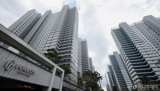 (서울=뉴스1) 김성진 기자 = 11월 둔촌주공아파트를 재건축한 올림픽파크포레온 입주가 시작되면서 서울 아파트 입주 물량이 6년 만에 최대 규모를 기록할 전망이다.  28일 직방 조사에 따르면 11월 서울 입주물량은 총 1만2784가구로 2018년 12월(1만3022가구) 이후 가장 많은 물량이 공급될 예정이다.  사진은 이날 오후 1만2천32가구의 서울 강동구 올림픽파크포레온 아파트 단지 모습. 2024.10.28/뉴스1  Copyright (C) 뉴스1. All rights reserved. 무단 전재 및 재배포,  AI학습 이용 금지. /사진=(서울=뉴스1) 김성진 기자