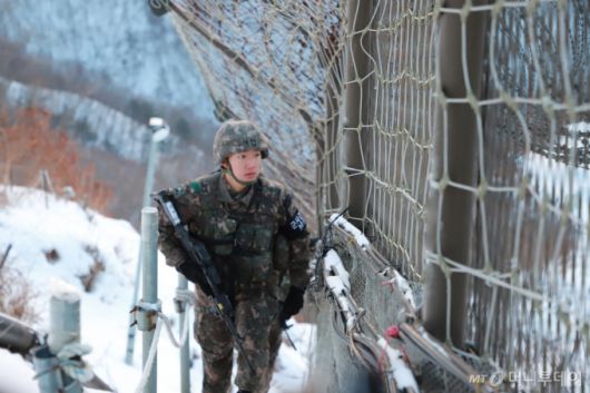 (서울=뉴스1) = 국방부는 올해부터 전방 감시초소(GP)/일반전초(GOP)와 함정, 방공, 해안 등 경계부대 군인의 시간외 근무수당 인정시간이 1일 4시간, 월 57시간에서 1일 8시간, 월 100시간으로 확대된다고 25일 밝혔다.   사진은 육군 7사단 5여단 소속 GOP 소초장 안성진 중위가 전방 철책 경계임무를 수행하는 모습. (국방부 제공) 2024.1.25/뉴스1  Copyright (C) 뉴스1. All rights reserved. 무단 전재 및 재배포,  AI학습 이용 금지. /사진=(서울=뉴스1)