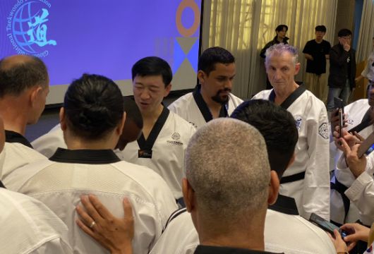 '위력 격파'를 선보인 강대석 사범과 사진을 찍으려 줄을 선 외국인 사범들./사진=남형도 기자