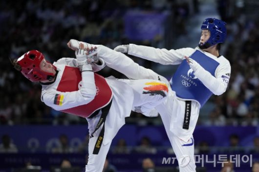 이다빈(오른쪽)이 10일(현지시각) 프랑스 파리의 그랑팔레에서 열린 2024 파리올림픽 태권도 여자 67㎏ 초과급 동메달 결정전에서 로레나 브란들(독일)과 경기하고 있다. 이다빈이 2-1(4-2 5-9 13-2)로 승리하고 동메달을 목에 걸었다. 2024.08.11. /사진=민경찬