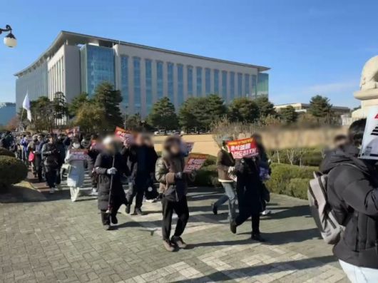 머니투데이 취재에 따르면 4일 오전 11시쯤 서울 영등포구 여의도 국회 앞에 모여 있던 수백명의 시위대 행렬이 국회 안으로 진입했다.  국회 2문 앞을 지키던 경찰이 통행로를 열어주며 시위대와 경찰 간 대치는 발생하지 않았다. 국회 본관으로 이동하는 시민들./영상=김호빈 기자