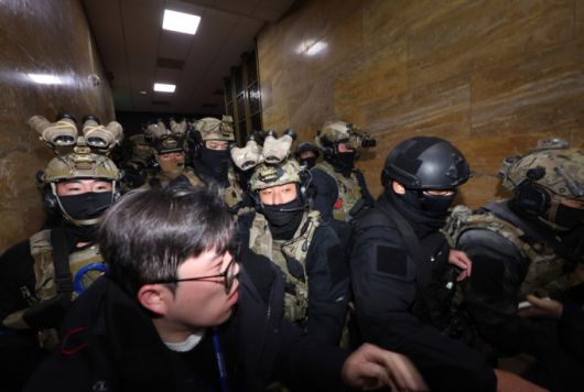 윤석열 대통령이 긴급 대국민 담화를 통해 비상계엄령을 발표한 가운데 4일 서울 여의도 국회 내부로 계엄군이 진입하고 있다. /사진=뉴시스