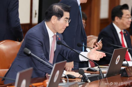 김용현 국방부 장관이 지난 3일 서울 종로구 정부서울청사에서 열린 국무회의에 참석한 모습. 국방부에 따르면 김용현 장관은 이날 밤 전군 주요 지휘관 회의를 개최해 이처럼 지시했다. 김 장관은 윤 대통령에게 직접 계엄을 건의했다. 계엄 선포를 위해선 형식상 국방부 장관이 대통령에게 건의하게 돼있는 것으로 전해진다. 2024.12.4/뉴스1  Copyright (C) 뉴스1. All rights reserved. 무단 전재 및 재배포,  AI학습 이용 금지.