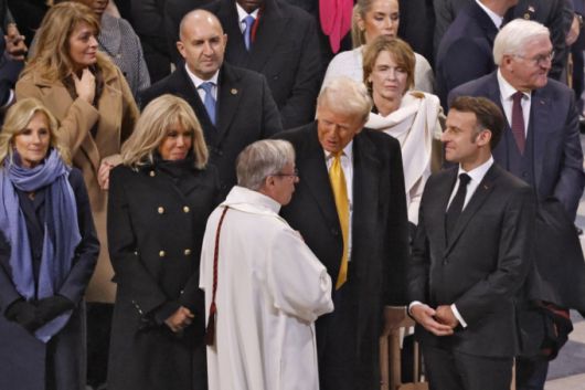 도널드 트럼프 미국 대통령 당선인(가운데)이 에마뉘엘 마크롱 프랑스 대통령(오른쪽)과 함께 7일(현지시간) 노트르담 대성당 재개관 기념식에 참석해 성직자와 대화를 나누고 있다. /AFPBBNews=뉴스1
