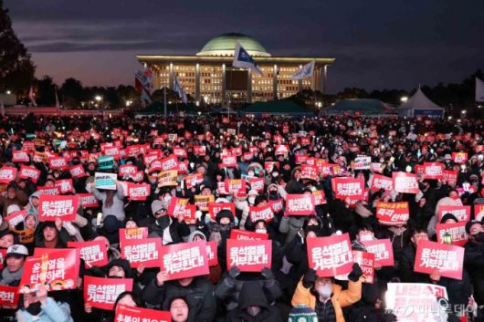 (서울=뉴스1) 신웅수 기자 = 7일 오후 서울 영등포구 여의도 국회의사당 앞에서 열린 '범국민촛불대행진'에서 시민들이 윤석열 대통령의 탄핵소추안 통과를 촉구하며 구호를 외치고 있다. 2024.12.7/뉴스1  Copyright (C) 뉴스1. All rights reserved. 무단 전재 및 재배포,  AI학습 이용 금지. /사진=(서울=뉴스1) 신웅수 기자