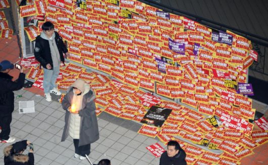 [서울=뉴시스] 황준선 기자 = 10일 오후 서울 여의도 국민의힘 당사 앞에 '내란수괴 윤석열 즉각 탄핵! 시민촛불집회' 참가자들의 윤석열 대통령 탄핵과 국민의힘 해체를 촉구하는 손피켓이 붙어 있다. 2024.12.10./사진=황준선