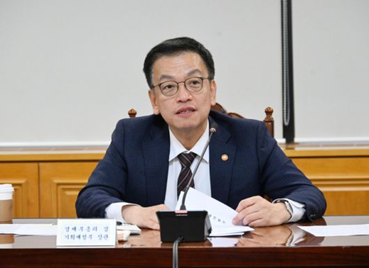 최상목 부총리 겸 기획재정부 장관이 11일 서울 중구 은행연합회에서 긴급 거시경제·금융현안 간담회를 주재하고 있다./사진제공=기재부 /사진=류현주