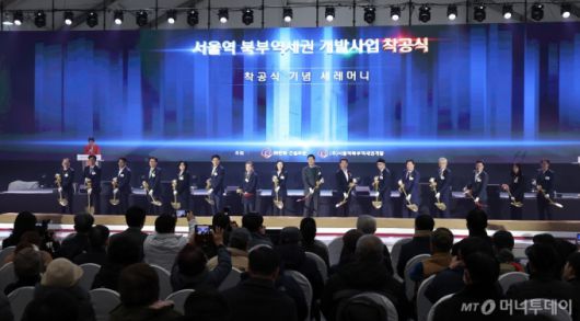 (서울=뉴스1) 김성진 기자 = 오세훈 서울시장을 비롯한 참석자들이 12일 서울 중구 서울역 북부역세권 부지에서 열린 개발사업 착공식에서 시삽을 하고 있다.   서울역 북부역세권 개발은 저이용 철도 부지(약 3만㎡)에 강북권 최초로 2천명 이상을 수용할 수 있는 전시·국제회의장을 갖춘 국제문화복합단지가 들어서는 사업이다. 2029년 준공을 목표로 추진된다.  최고 39층 규모로 국제컨벤션, 호텔, 업무, 판매 등 도심권 마이스(MICE, 회의·포상관광·컨벤션·전시회) 산업을 선도할 시설이 건립될 예정이다. 2024.12.12/뉴스1  Copyright (C) 뉴스1. All rights reserved. 무단 전재 및 재배포,  AI학습 이용 금지. /사진=(서울=뉴스1) 김성진 기자