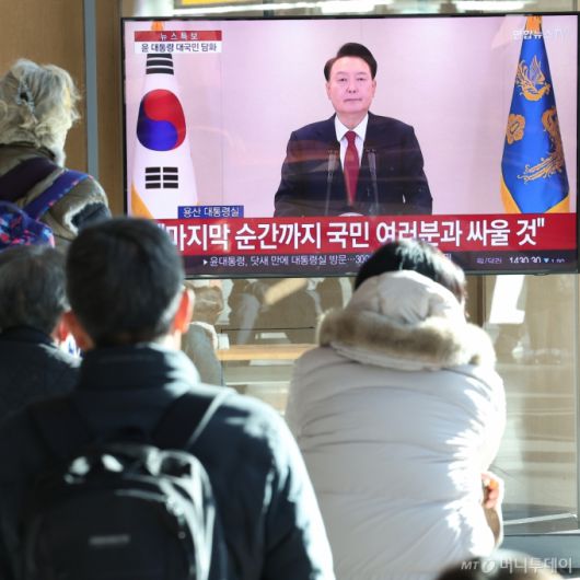 (서울=뉴스1) 김성진 기자 = 윤석열 대통령에 대한 국회의 탄핵소추안 발의일인 12일 서울 중구 서울역 대합실에서 시민들이 윤석열 대통령의 4번째 대국민 담화를 시청하고 있다. 2024.12.12/뉴스1  Copyright (C) 뉴스1. All rights reserved. 무단 전재 및 재배포,  AI학습 이용 금지. /사진=(서울=뉴스1) 김성진 기자