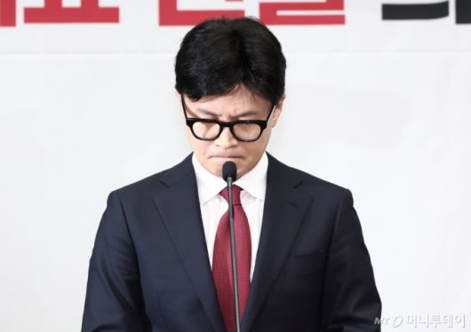 (서울=뉴스1) 김민지 기자 = 한동훈 국민의힘 대표가 12일 오전 서울 여의도 국회에서 열린 원내대표 선출 의원총회에서 인사말에 앞서 고개를 떨군 채 침묵하고 있다. 2024.12.12/뉴스1  Copyright (C) 뉴스1. All rights reserved. 무단 전재 및 재배포,  AI학습 이용 금지. /사진=(서울=뉴스1) 김민지 기자