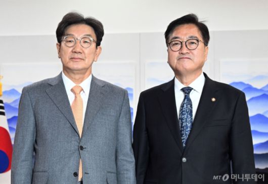 권성동 국민의힘 신임 원내대표(왼쪽)가 13일 오전 서울 여의도 국회에서 우원식 국회의장을 예방해 기념 촬영을 하고 있다. (공동취재) 2024.12.13/뉴스1  Copyright (C) 뉴스1. All rights reserved. 무단 전재 및 재배포,  AI학습 이용 금지.