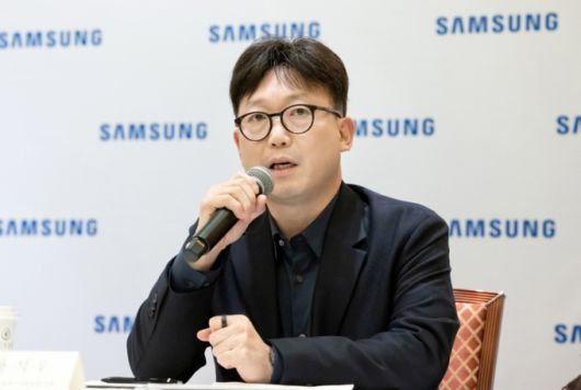 7일(현지시간) 미국 라스베이거스 CES 2025 현장에서 열린 기자간담회에서 용석우 영상디스플레이사업부장(사장)이 기자들 질문에 답하고 있다./사진=삼성전자