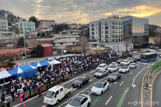 윤석열 대통령에 대한 체포영장 재발부 소식에 8일 오전 서울 용산구 한남동 윤 대통령 관저 앞으로 지지자들이 집결했다. /사진=이현수 기자