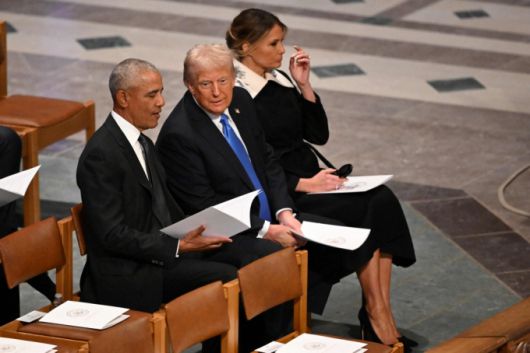 도널드 트럼프 미국 대통령 당선인과 부인 멜라니아 여사, 버락 오바마 전 대통령이 9일(현지시간) 워싱턴에 있는 워싱턴 국립 대성당에서 엄수된 지미 카터 전 대통령의 국장에 참석을 하고 있다. 2025.01.10  /AFPBBNews=뉴스1