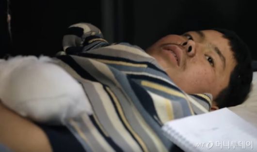 우크라이나 보안국(SBU)이 지난 11일 생포된 북한군 2명의 모습을 담은 영상을 SNS를 통해 공개했다. 이 병사는 한국말로 신문을 받으면서 북한 억양으로 "우크라이나 사람들 다 좋은가요? 여기서 살고 싶어. 집에는 안 보내주겠죠?" 등이라고 말했다. / 사진=뉴시스